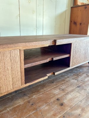 背面の開口、上下にコードが移動できるように加工しました。