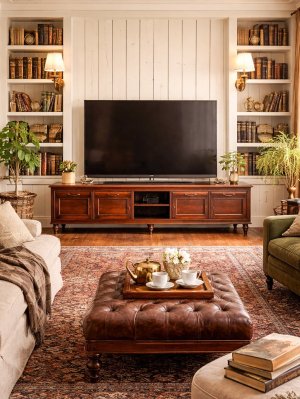 英国アンティークをイメージしたクラシックなローボードです。