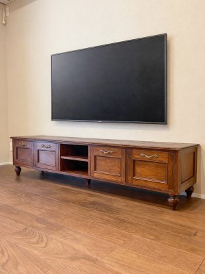 壁掛けテレビに合わせた幅2000mmの大きなテレビ台です。