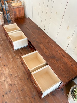 写真は引出しを4杯設置した様子。