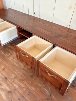 引出しはスライドレール式でスムーズに開閉します。