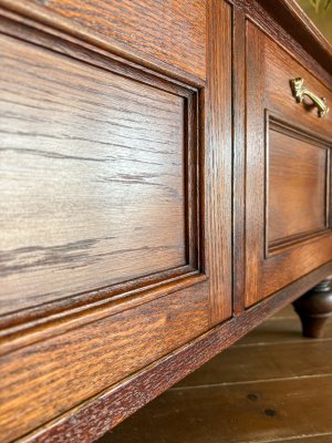 オーク材は緻密で美しい木目が特長の高級木材