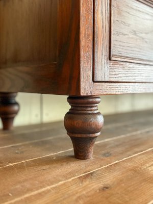 熟練の日本人職人が手彫りするろくろ足。