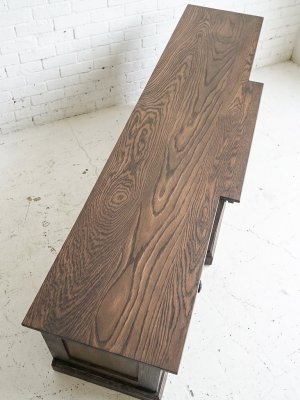ホワイトオーク無垢材を使った無骨で重厚感のある家具を製作しております。