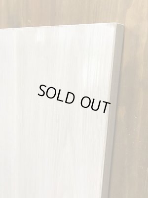 角はスクエアで、モールディング加工は無しです。