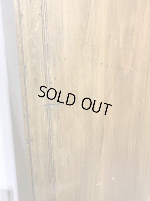 ハードなエイジング仕上げになっています。アンティーク風の家具をお探しの方におすすめです。