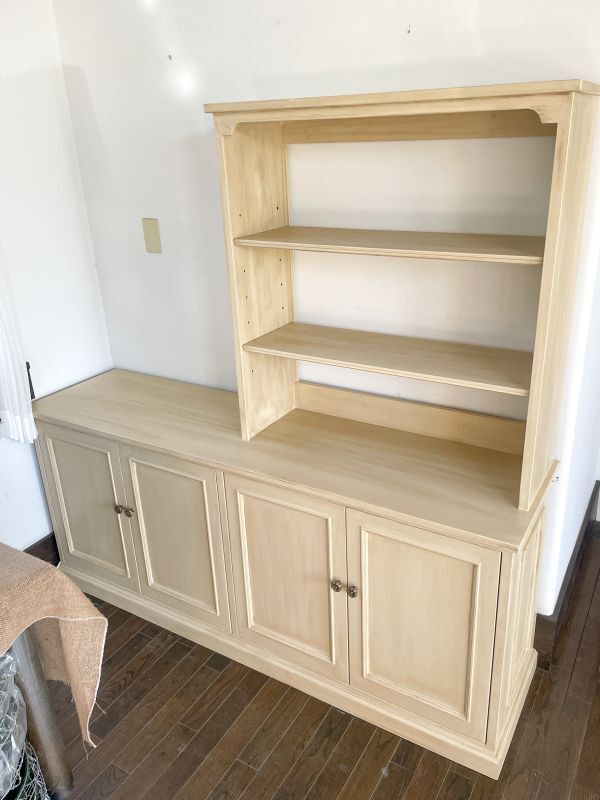 フランス家具調シェルフ付きキャビネット