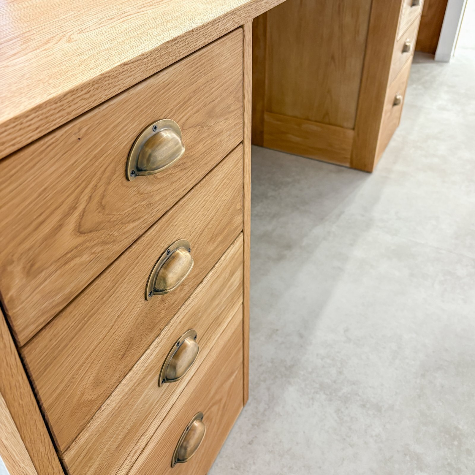 ホワイトオーク材のアンティークカウンター