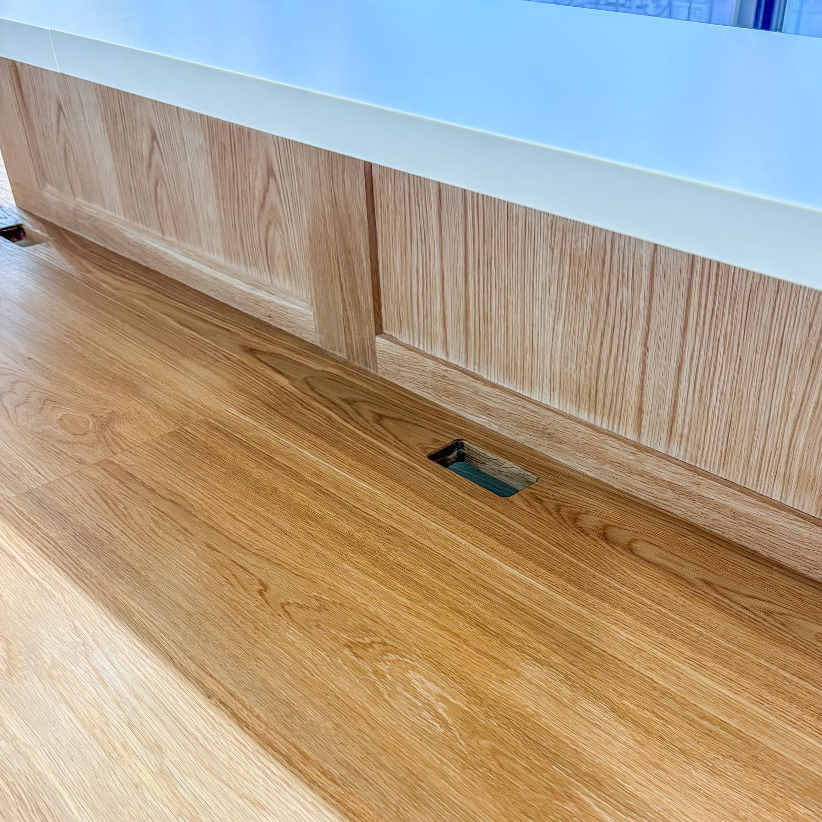 ホワイトオークテーブルと配線穴