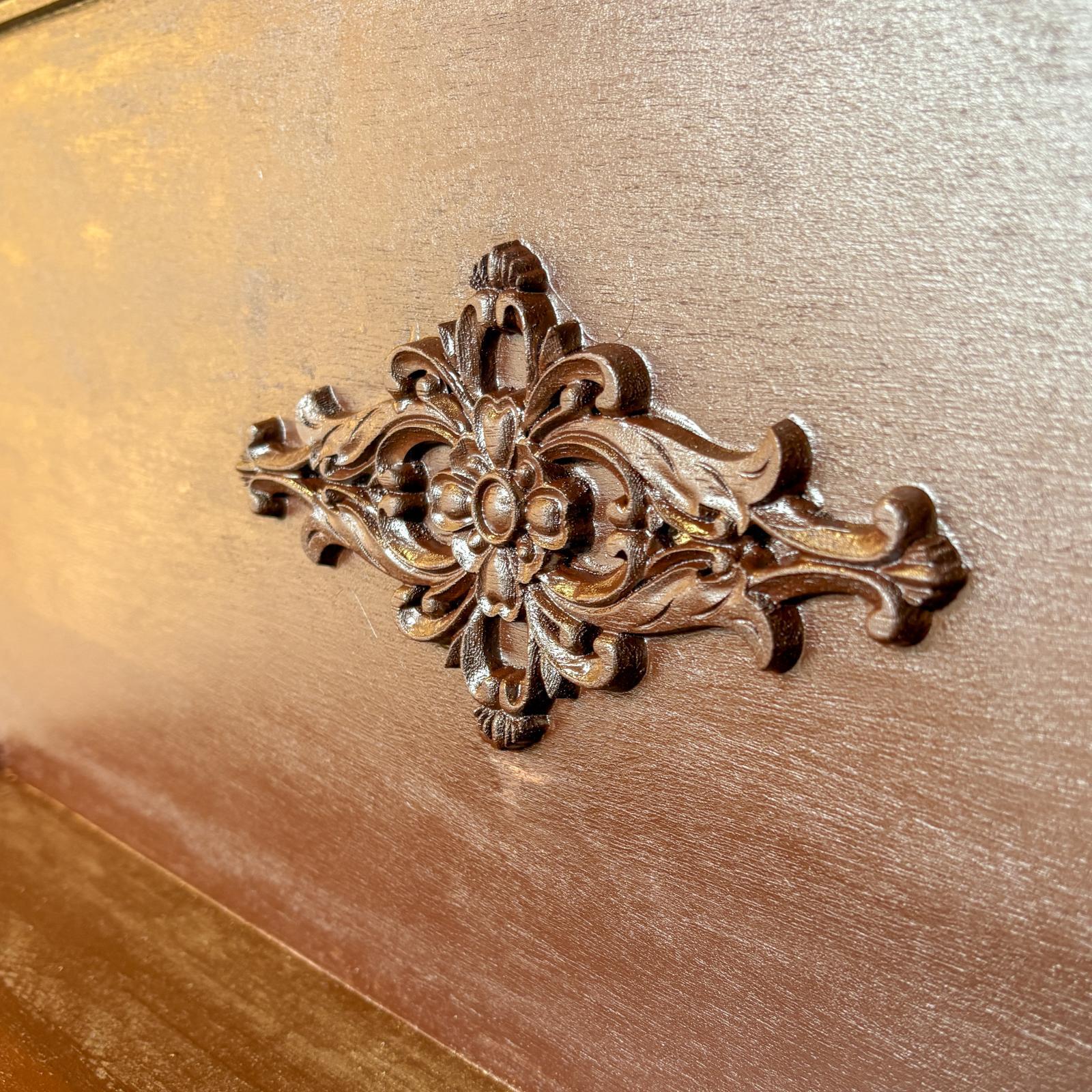 花がらのモチーフ付きアンティークカウンター