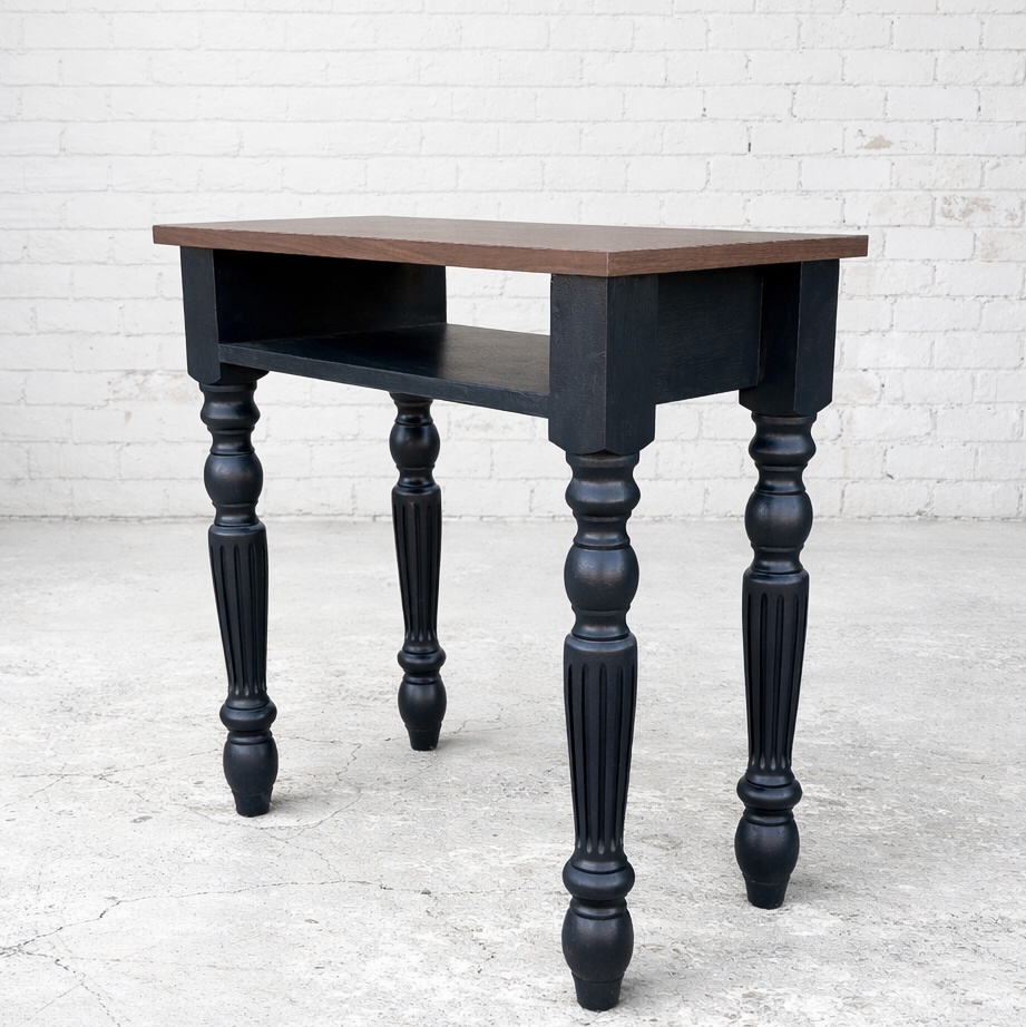 ろくろ脚のネイルテーブル