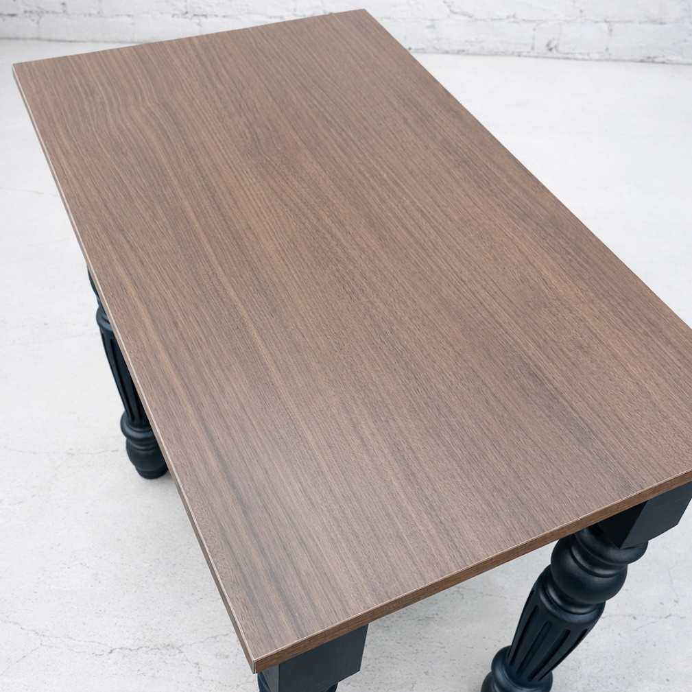 ウォールナット木目調のネイルデスク