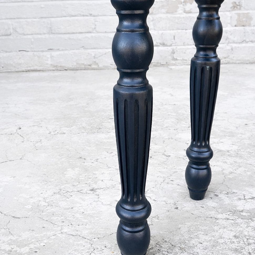 ブラックリリー色のネイルテーブル