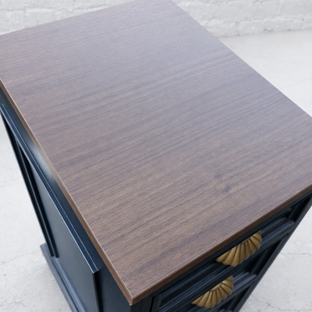 ウォールナット木目調のネイルテーブル