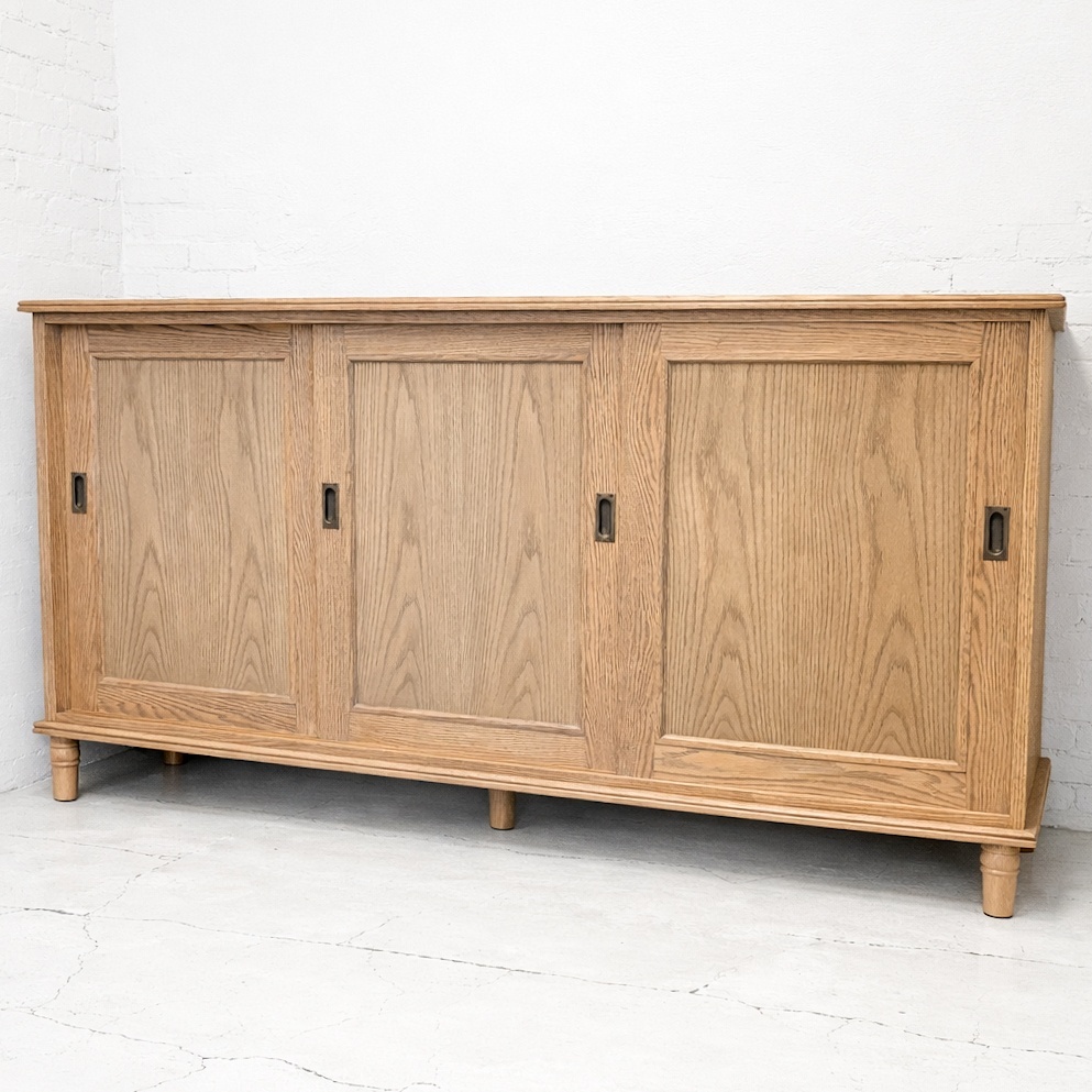 スライド扉のキャビネット