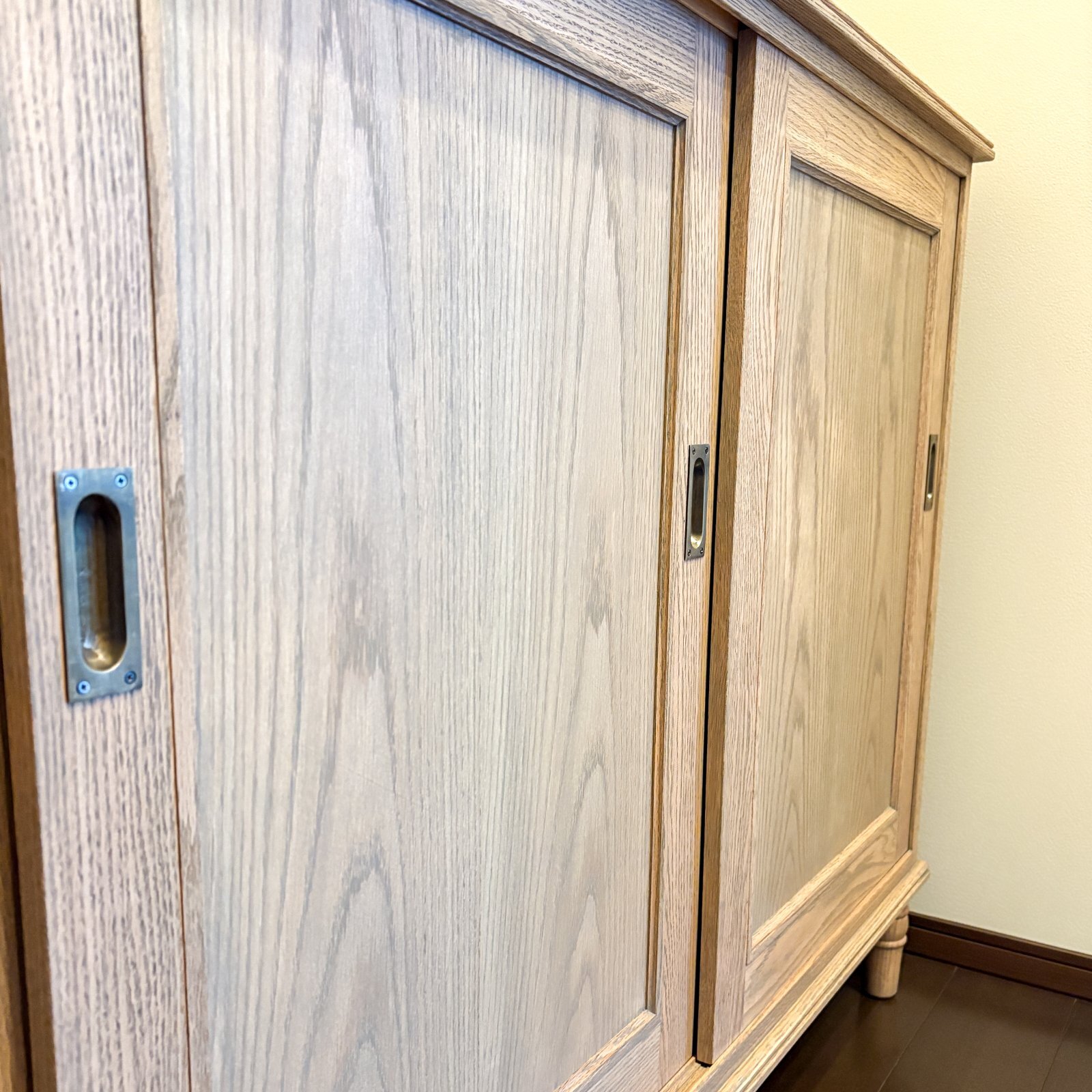 モールディング装飾の家具