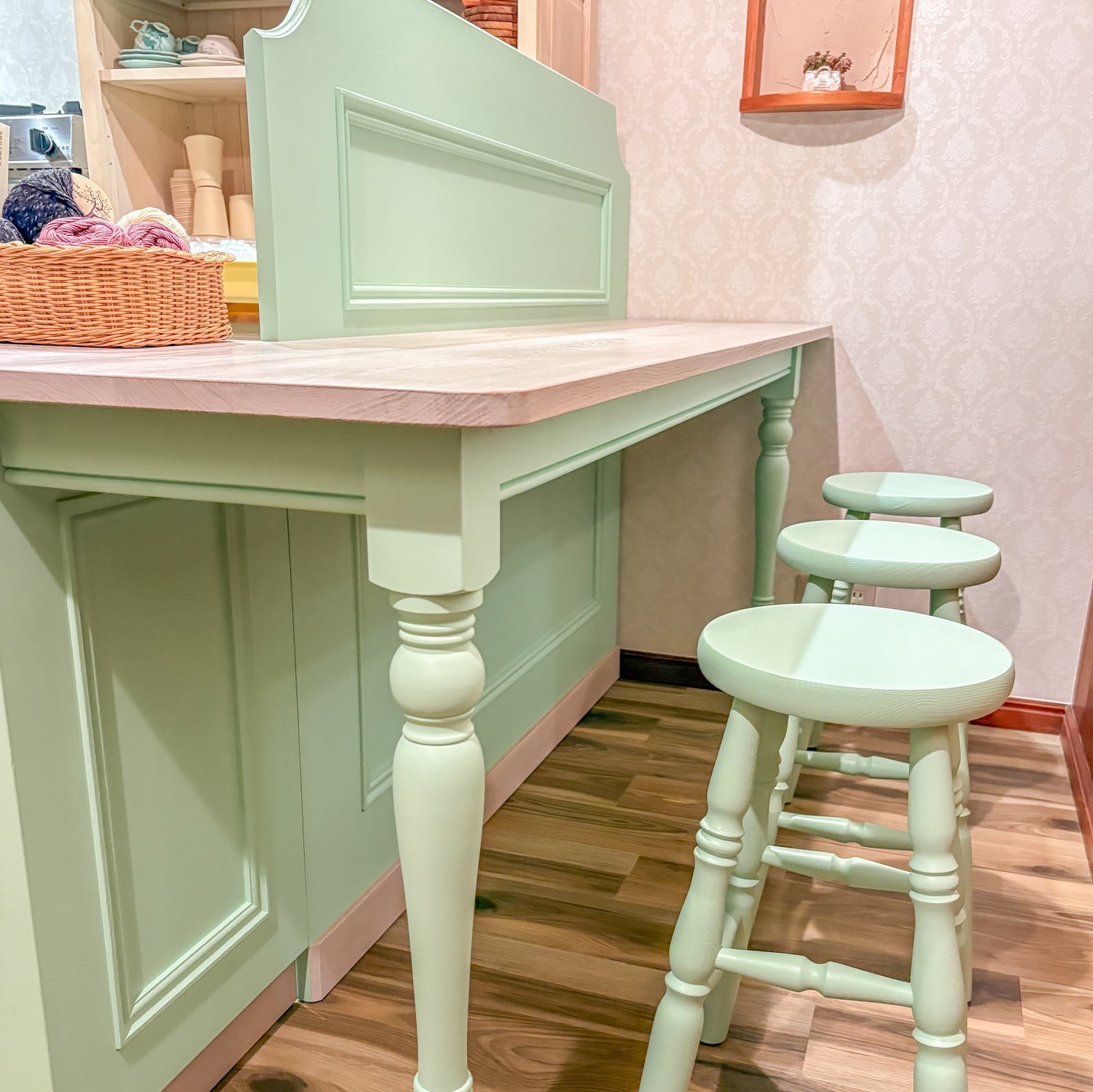 ろくろ足のカウンターテーブル