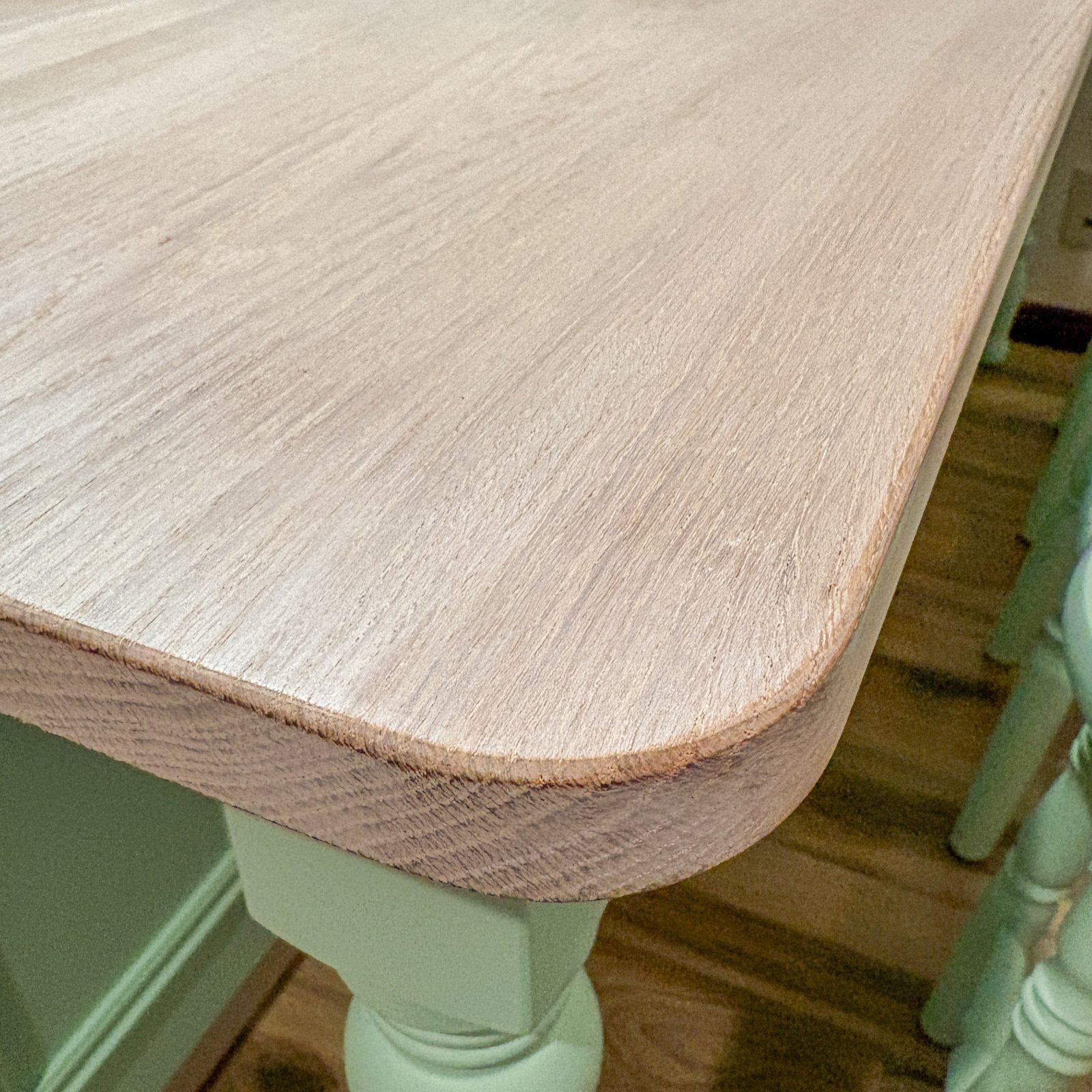 角の丸いカウンターテーブル