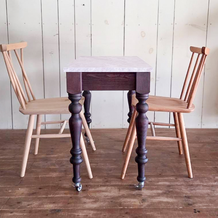 ろくろ足ドレッサーテーブル