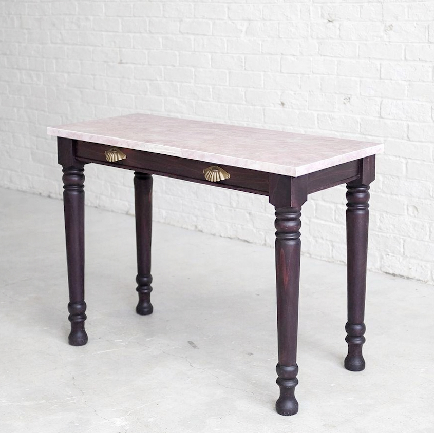 ろくろ足の高級感あるネイルデスク