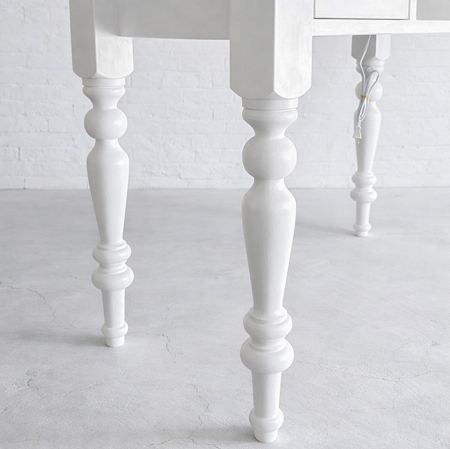 ろくろ足のネイルテーブル