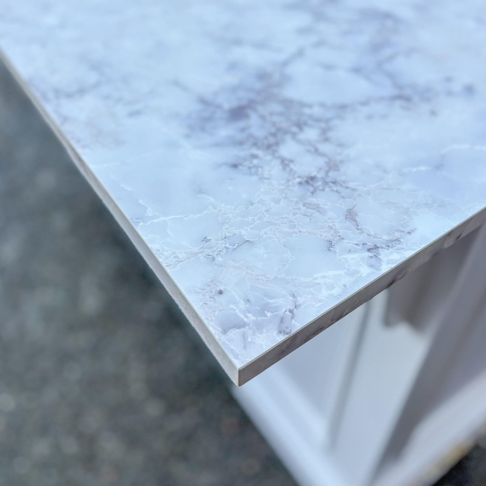 大理石天板のアイランドカウンター