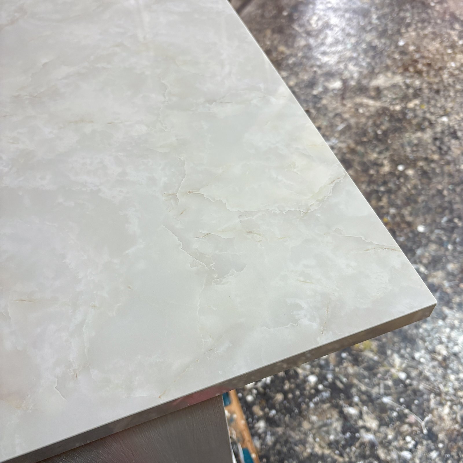 大理石天板のキッチンカウンター