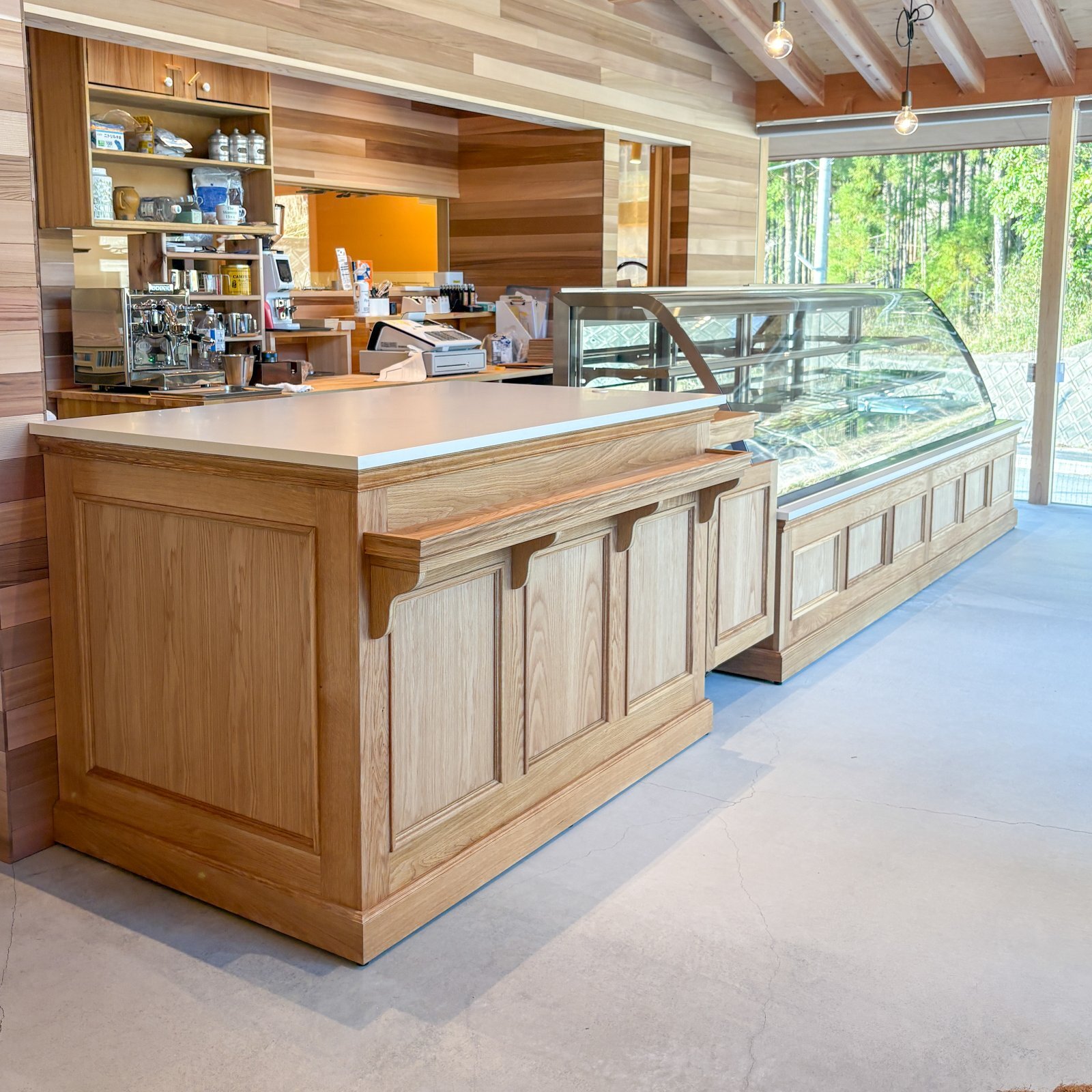 京都のドッグランカフェに納品したショーケースカウンター