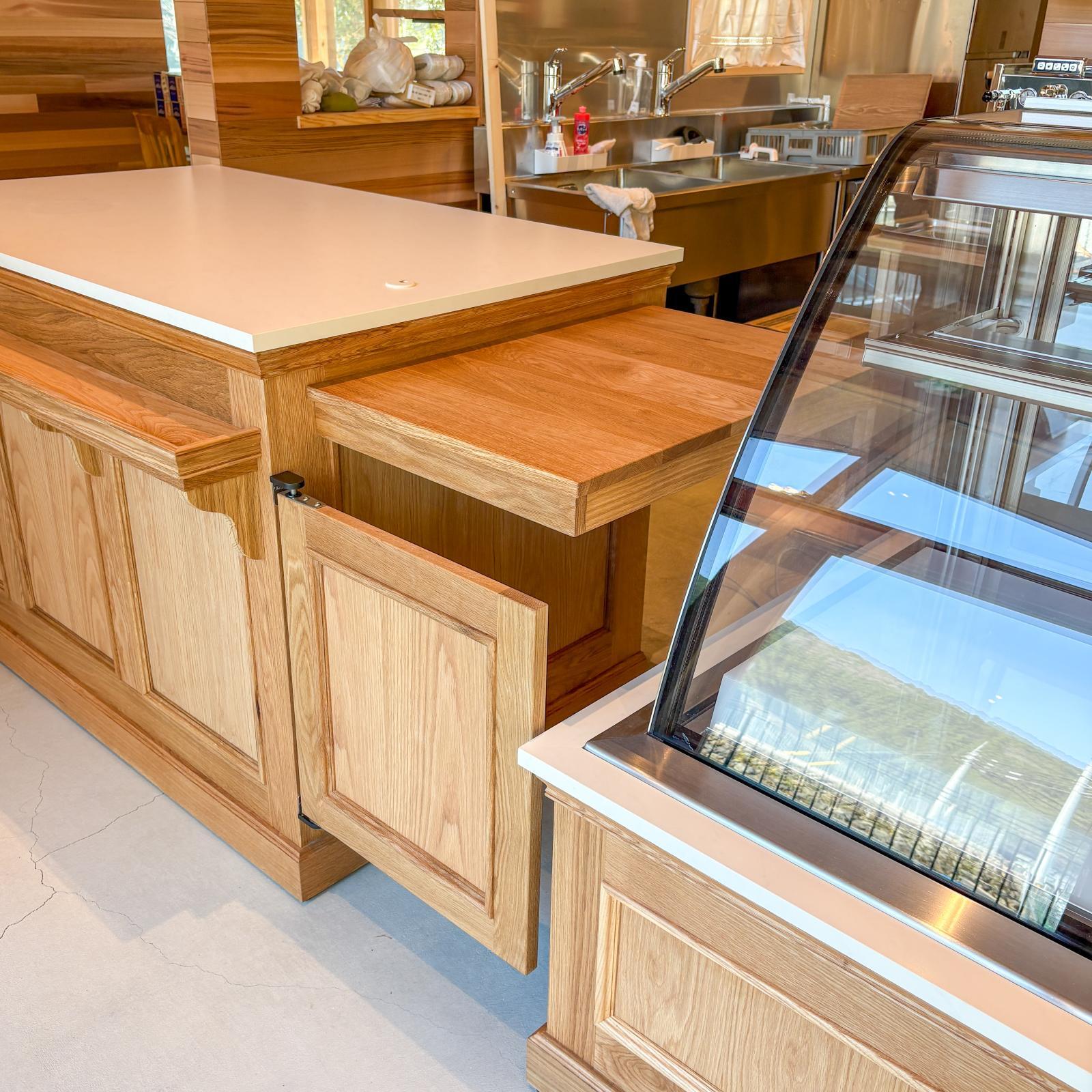 スイングドア付きレジカウンター