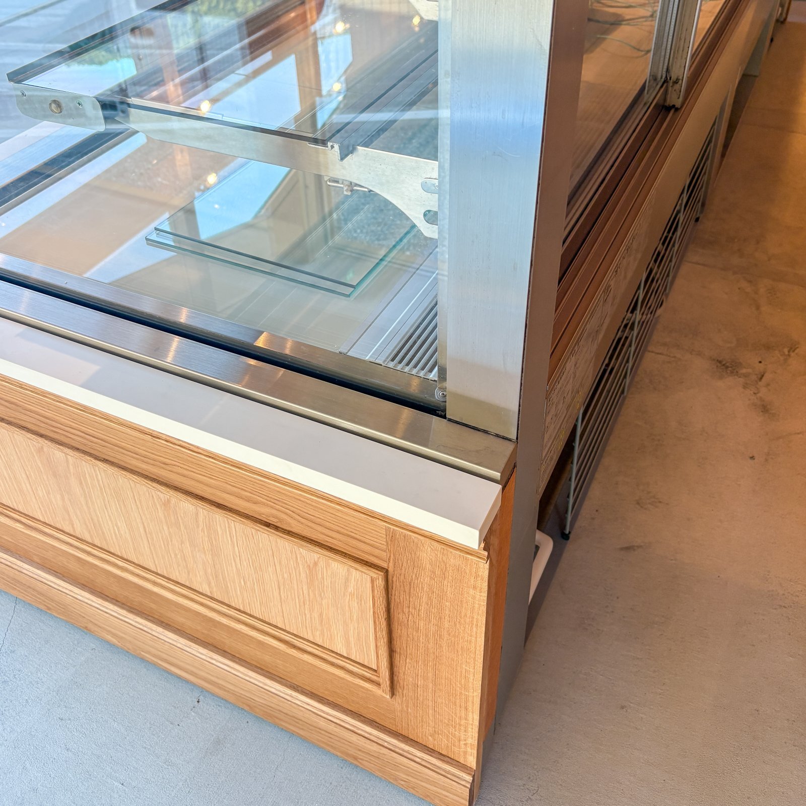 冷蔵ショーケースの化粧パネル