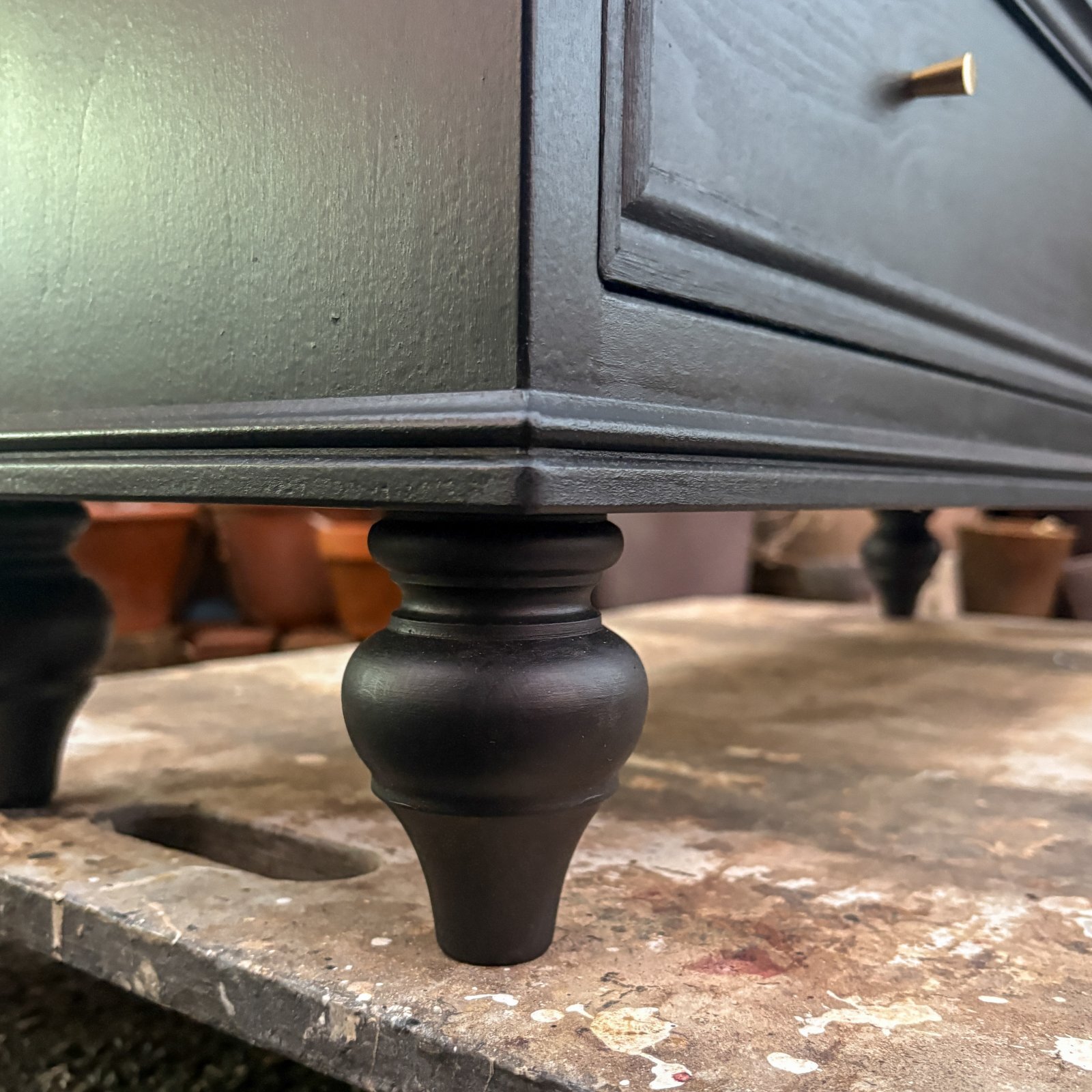 ろくろ足のチェスト