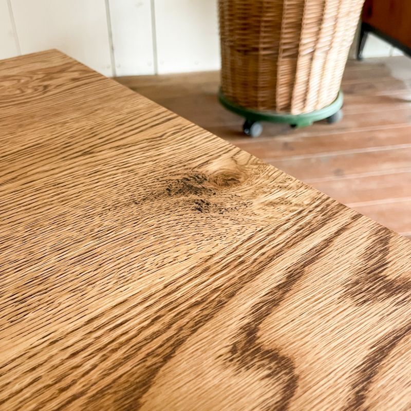 デザイン性のあるターンドレッグ（ろくろ脚）テーブル