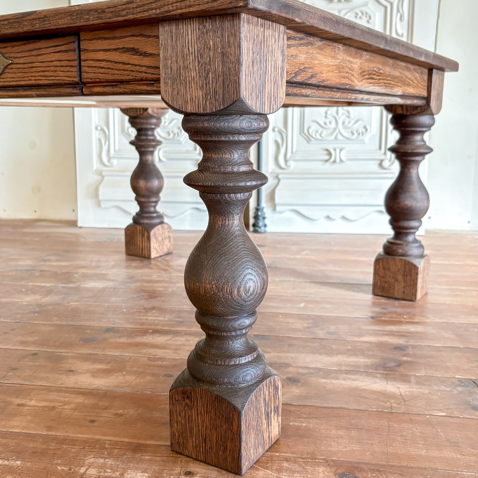 デコラティブなろくろ足ソファテーブル