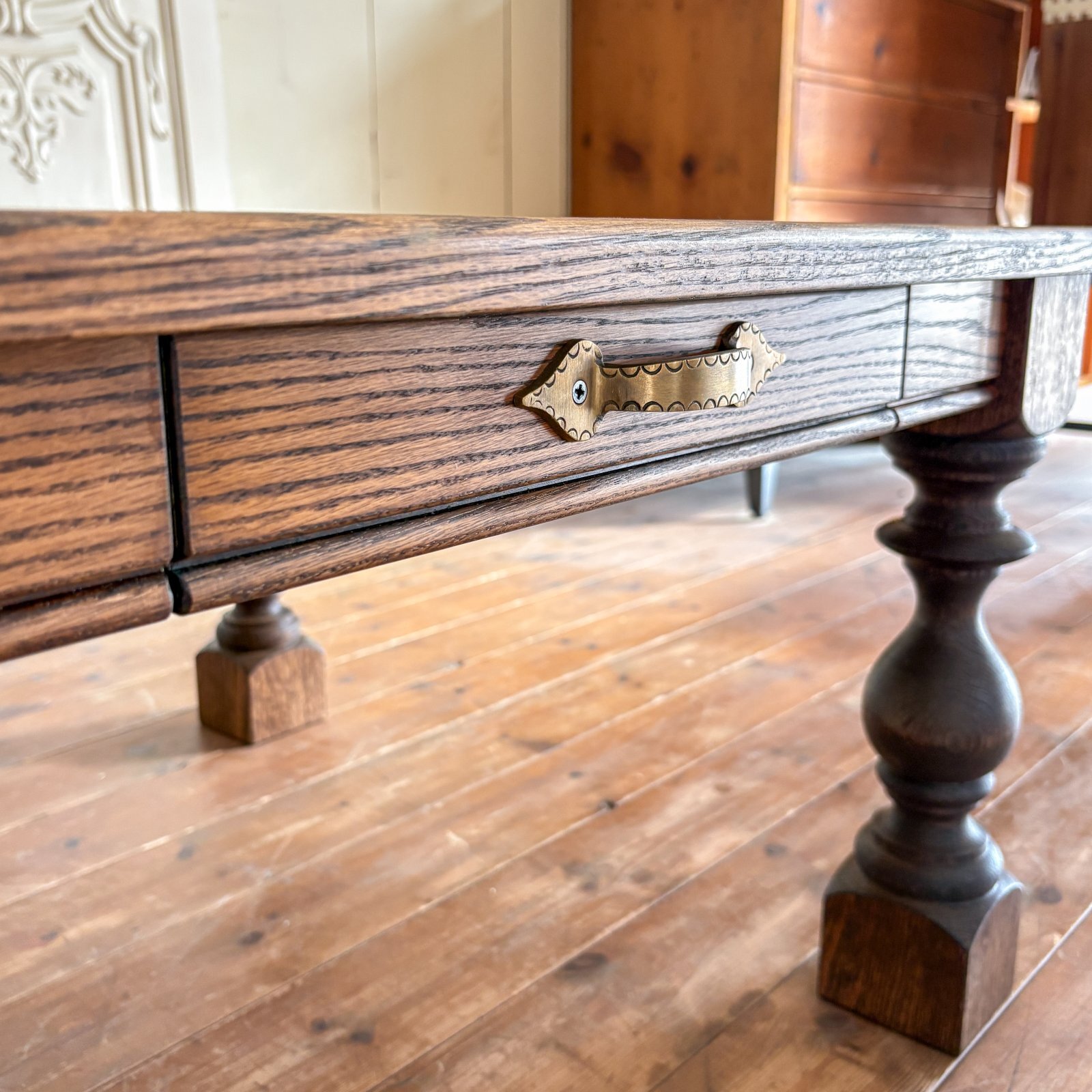 オーク無垢材のクラシックアンティークローテーブル