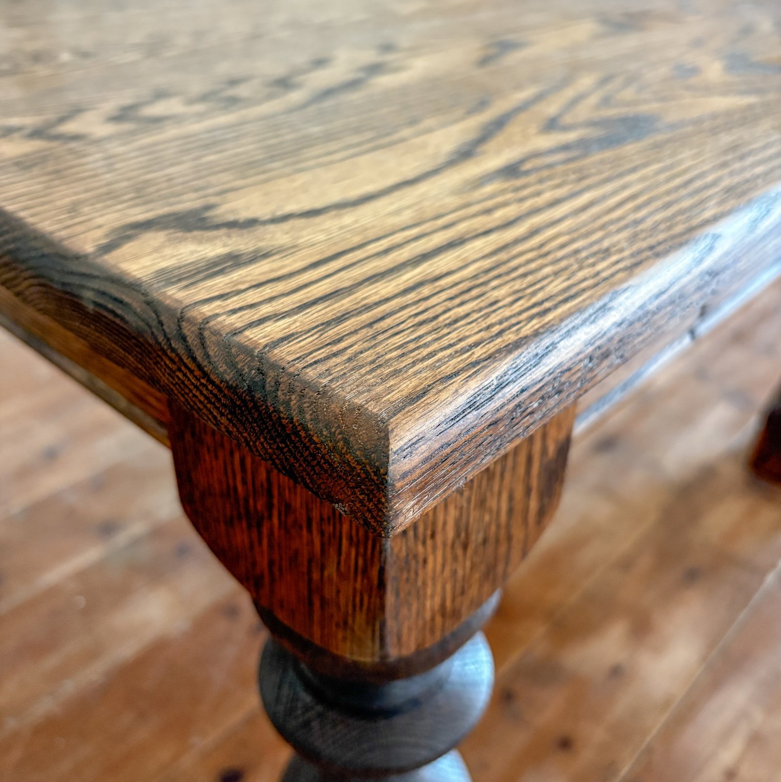 アンティークブラウン色のリビングテーブル