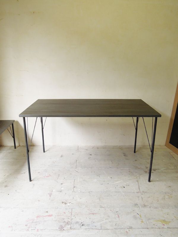 グレー天板のアイアン鉄脚テーブル、W1250のコンパクトなダイニングテーブル'GFfurniture