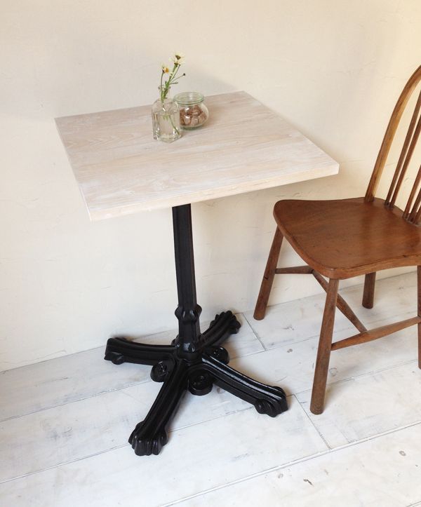 飲食店・カフェの鉄脚テーブル600角、サイズオーダー無垢板ホワイトアッシュ