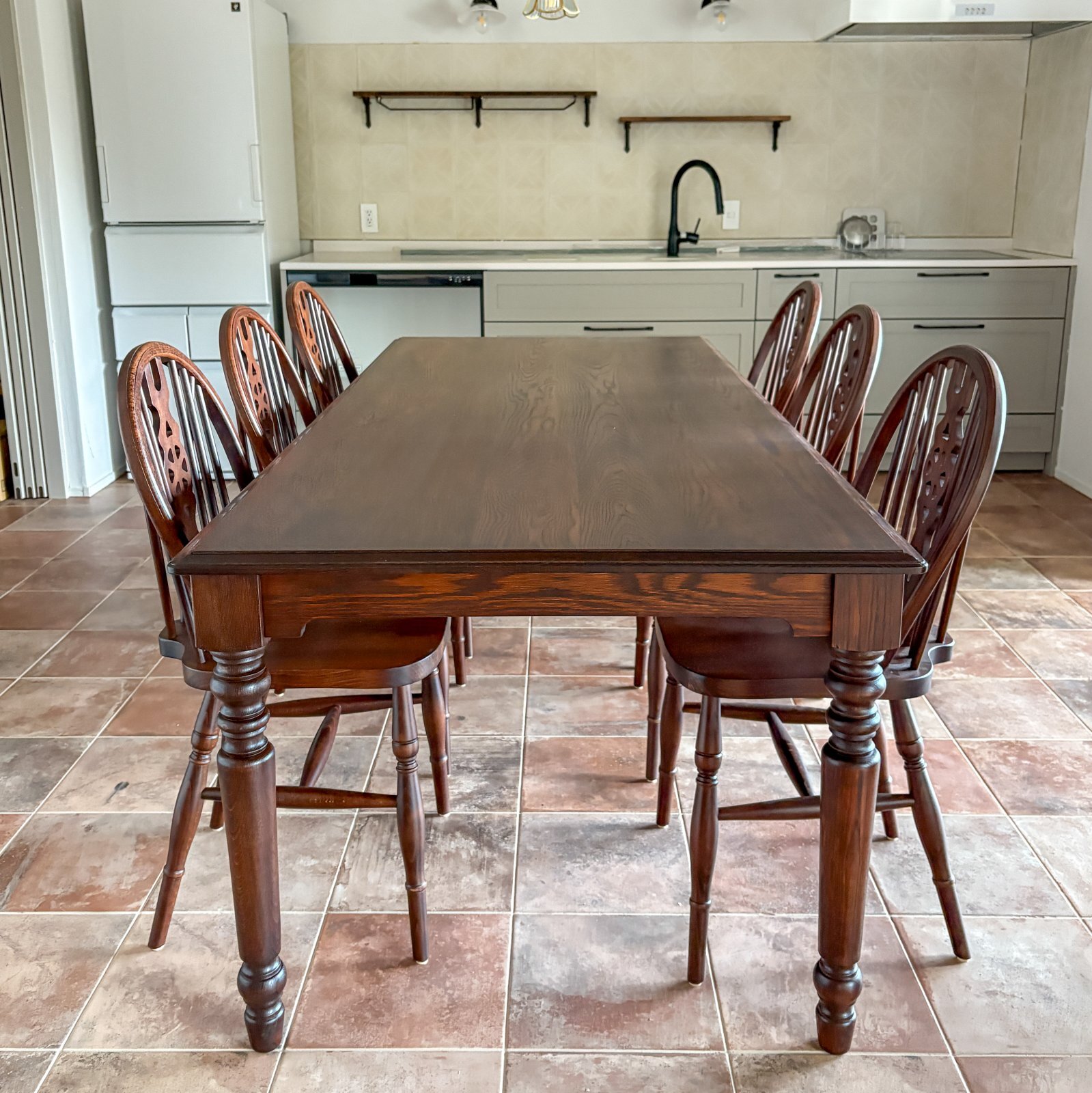 輸入住宅におすすめのターンドレッグダイニングテーブル