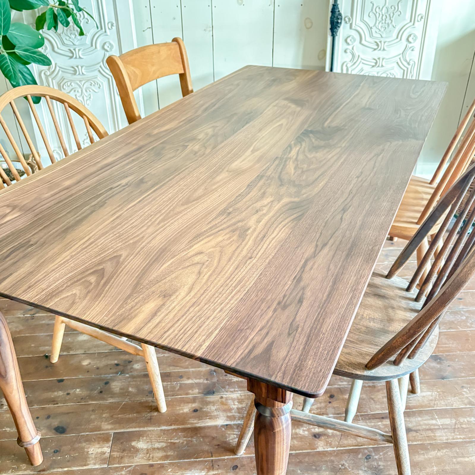 ろくろ足ダイニングテーブル