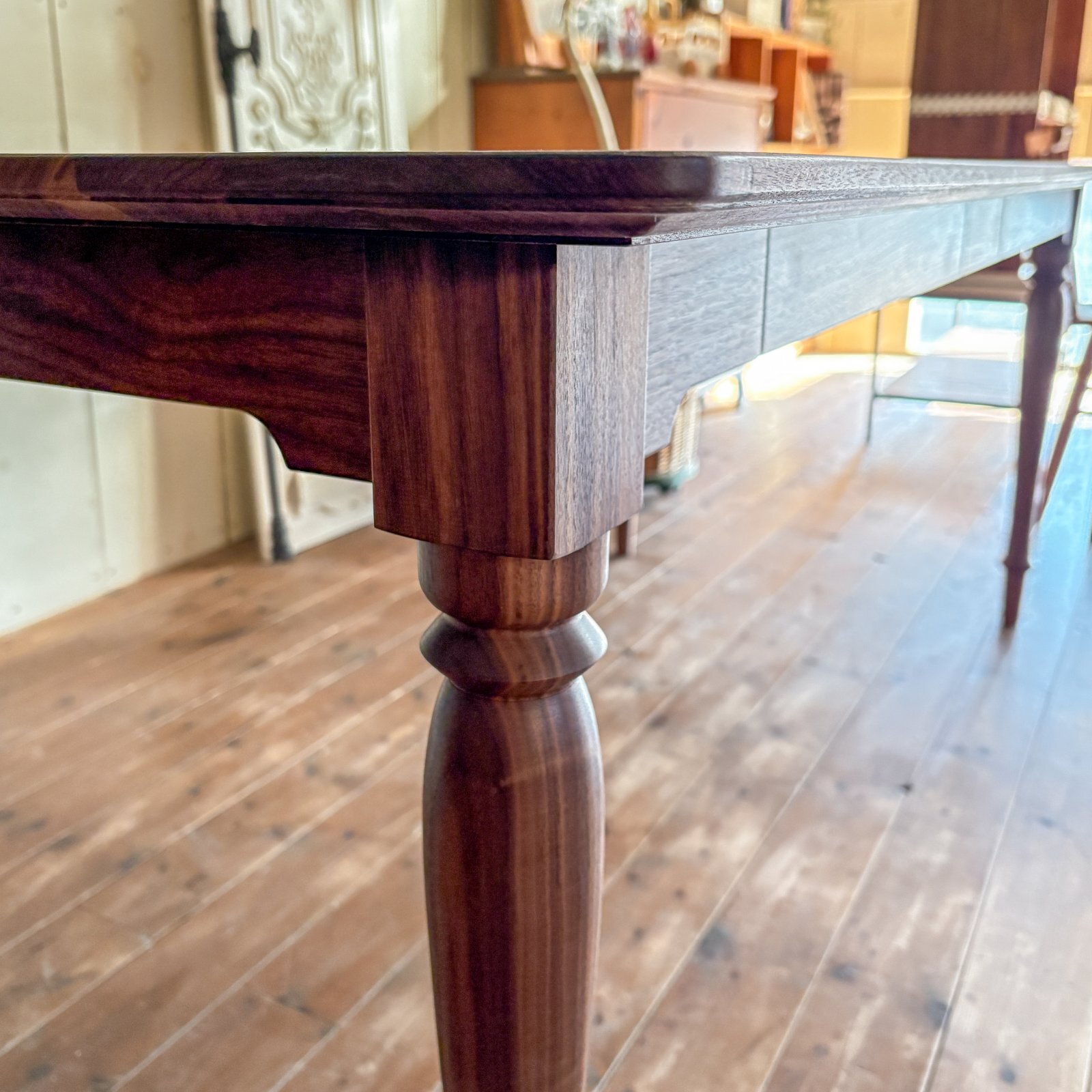 引き出し付きアンティークテーブル