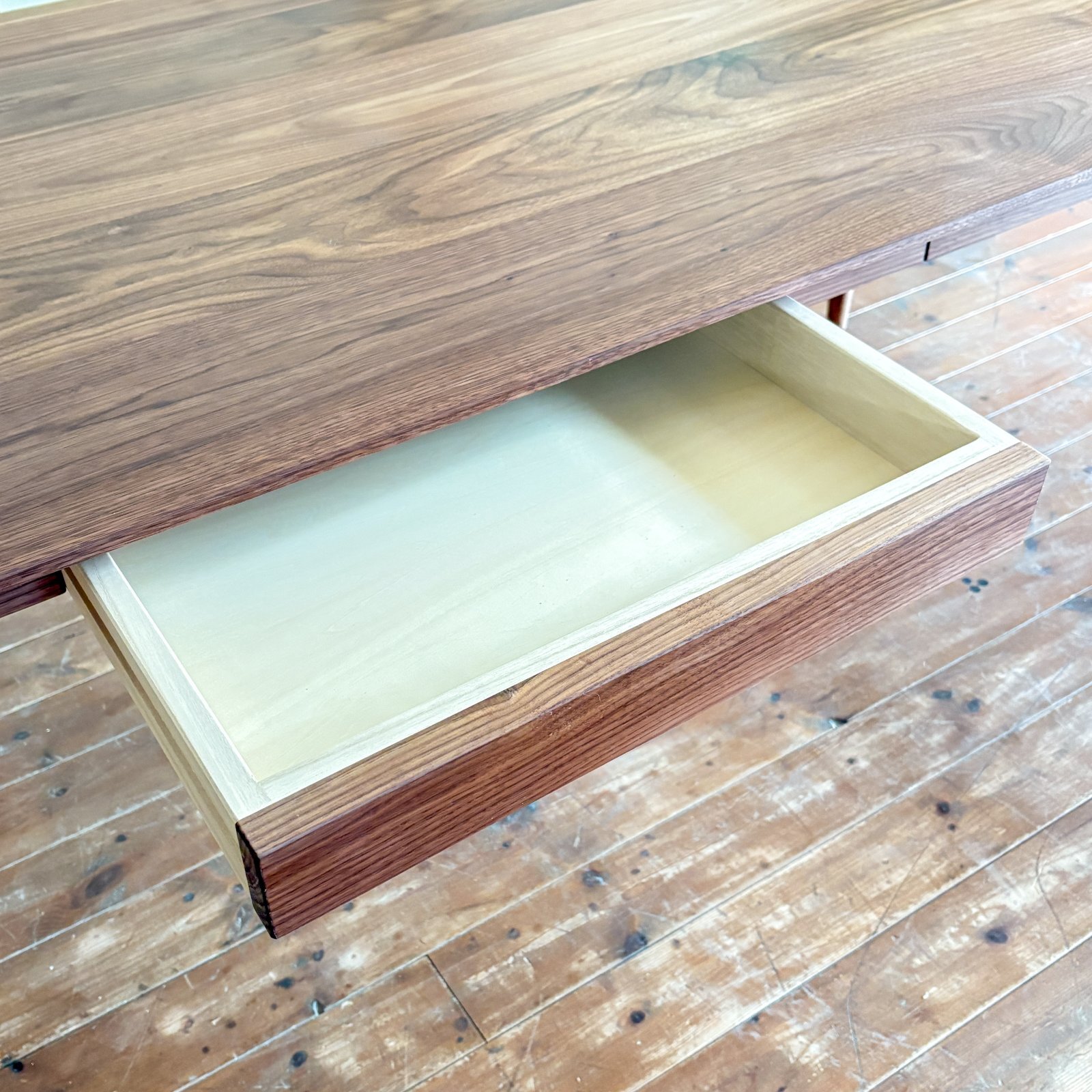 ウォールナット材テーパーレッグテーブル