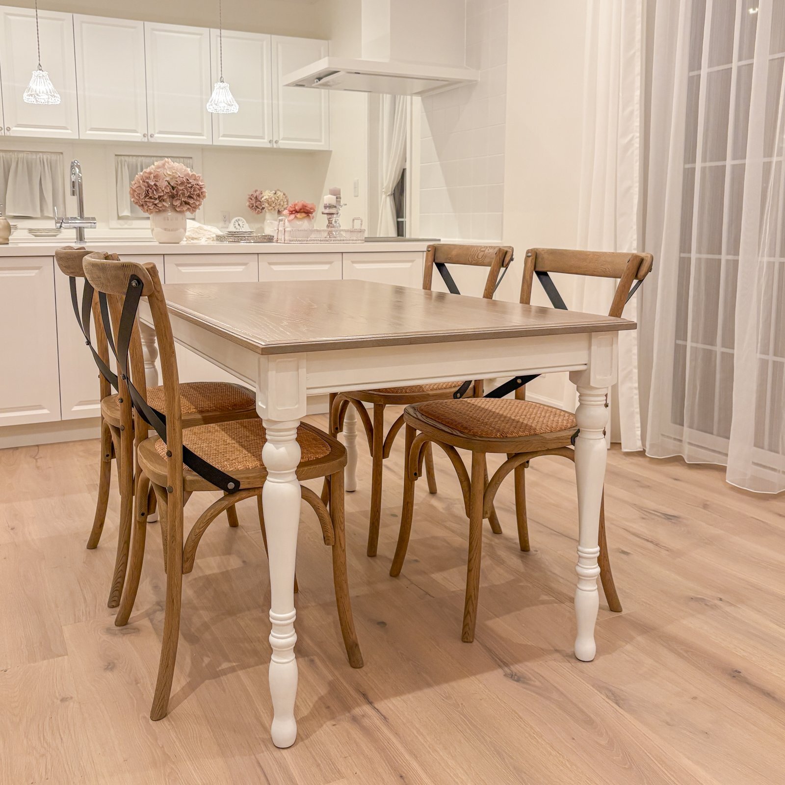 輸入住宅向けろくろ足ダイニングテーブル