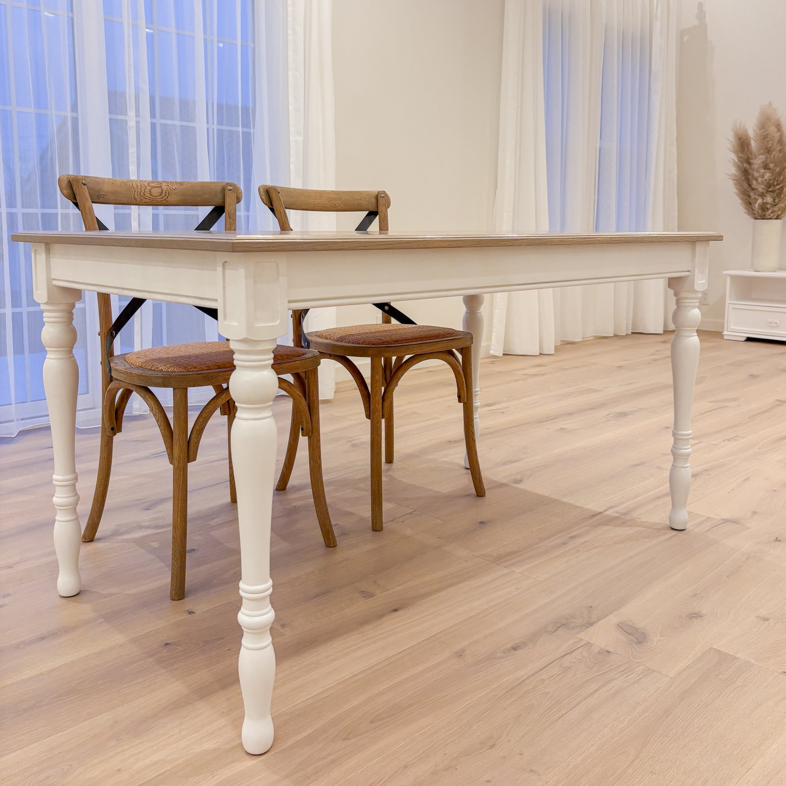 グレイッシュ&times;ホワイトのダイニングテーブル