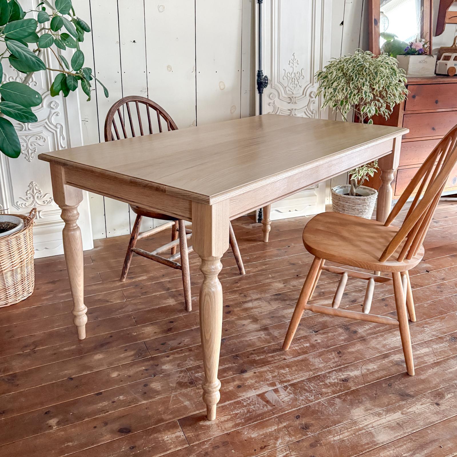 英国アンティーク調ダイニングテーブル