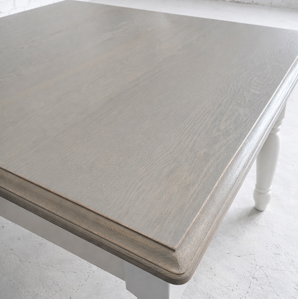 モールディング装飾のダイニングテーブル