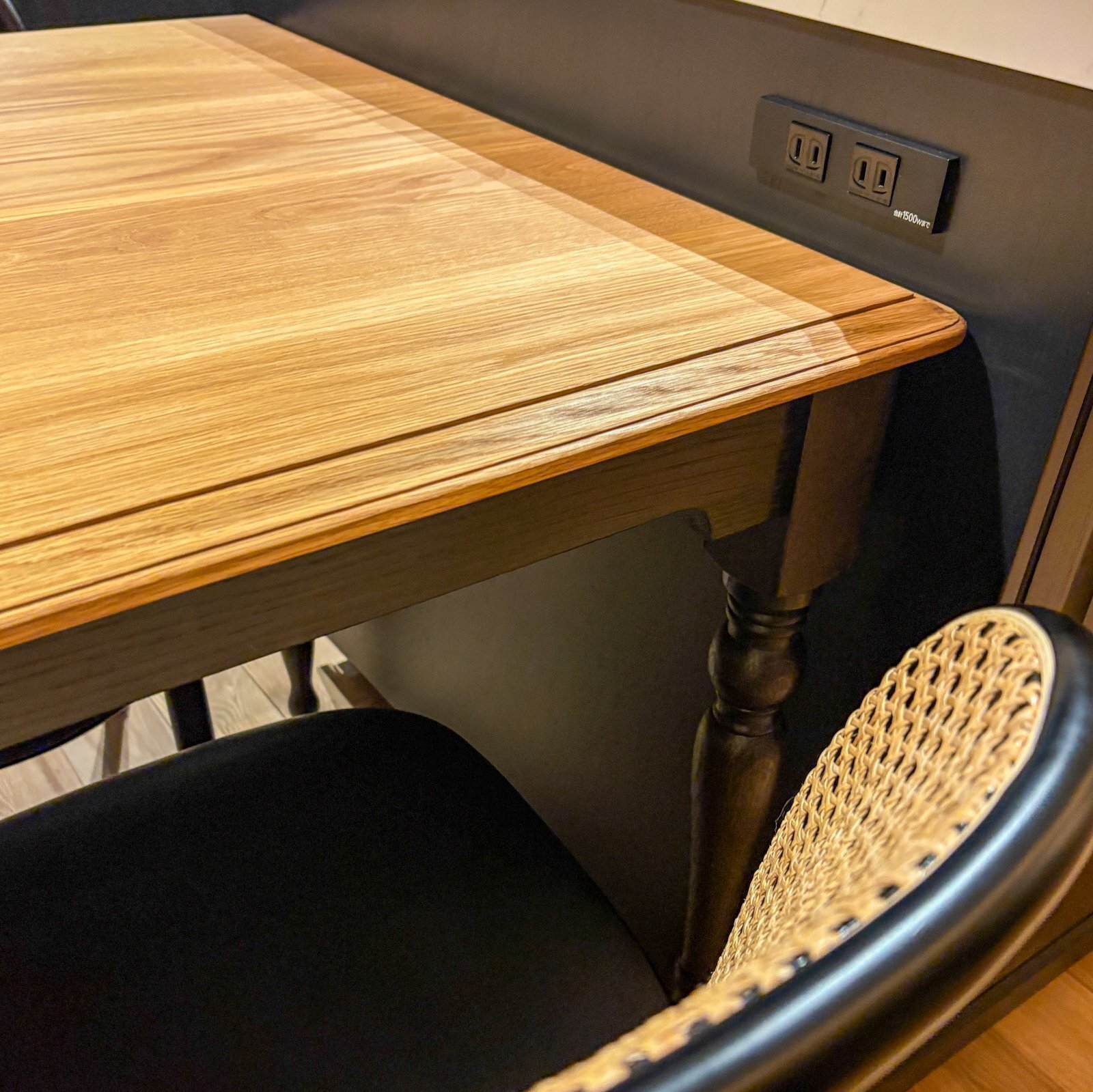 足元が広いアンティークダイニングテーブル