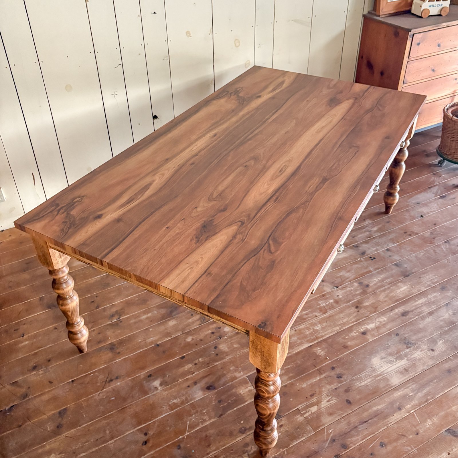 アーモンドウッドダイニングテーブル