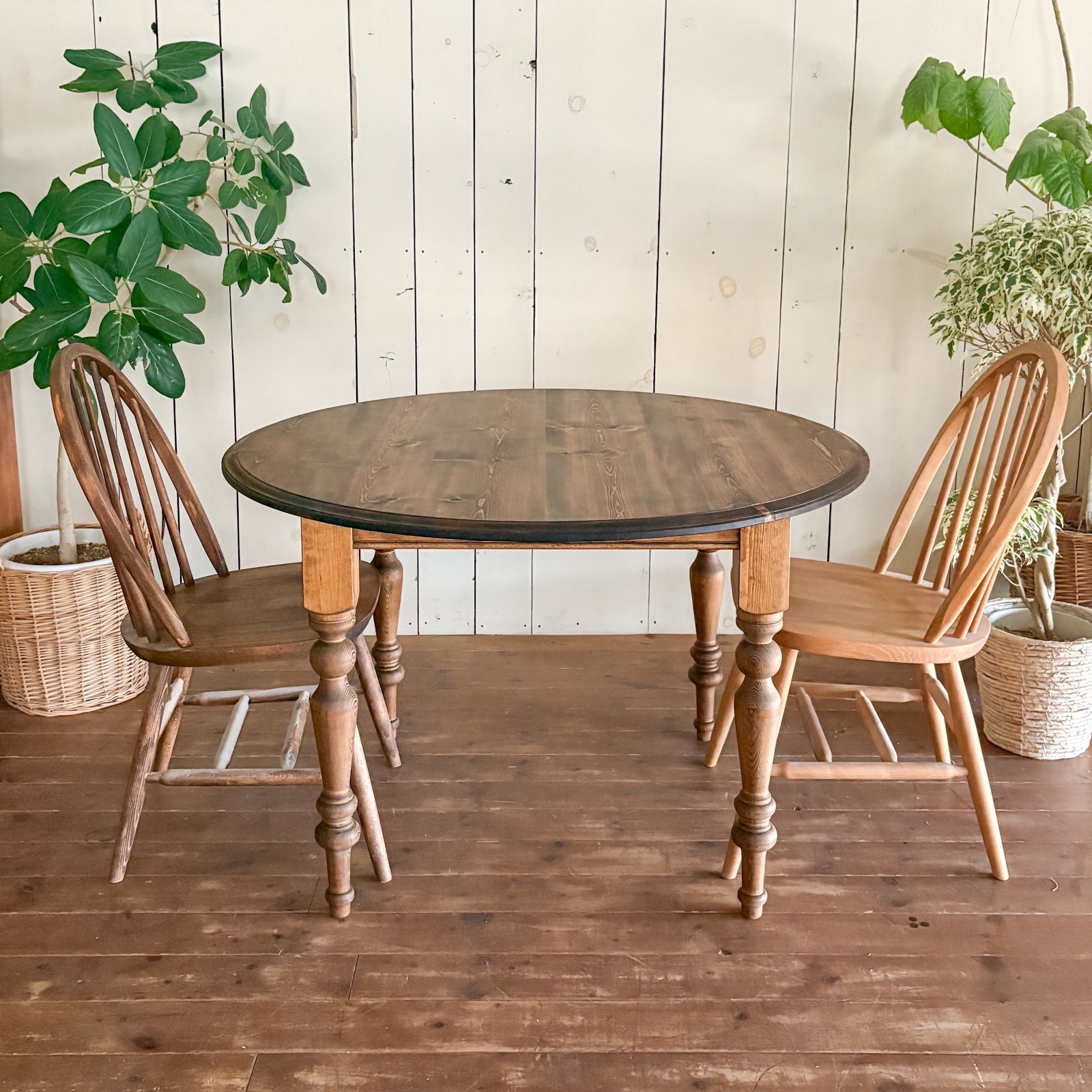 オールドパイン材ラウンドダイニングテーブル