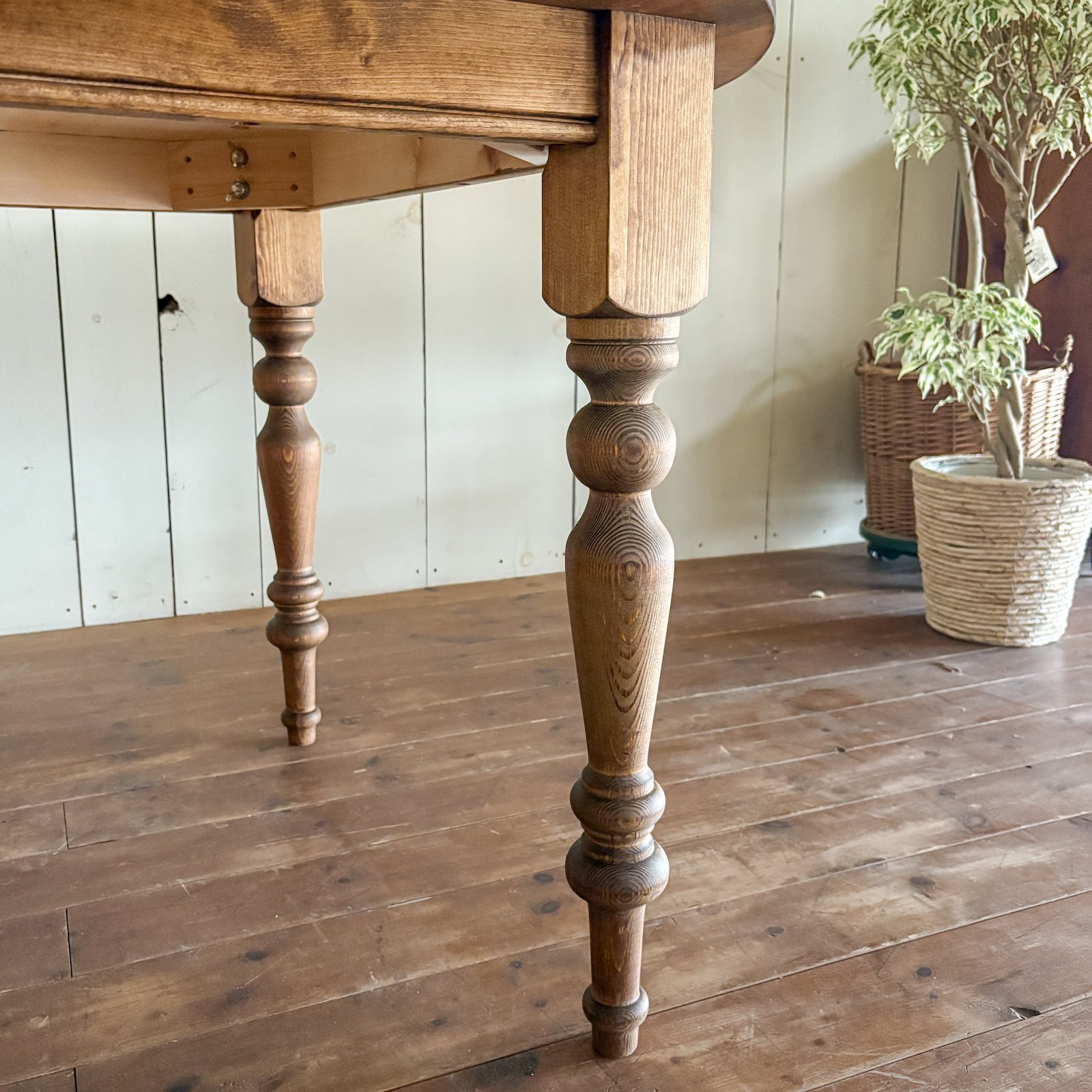 ターンドレッグろくろ足ダイニングテーブル