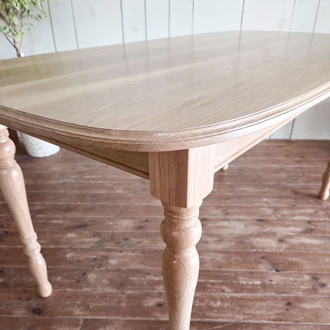 緩いオーバル(楕円天板)ダイニングテーブル